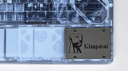 열려 있는 노트북에 설치할 수 있도록 준비된 Kingston 2.5” SSD